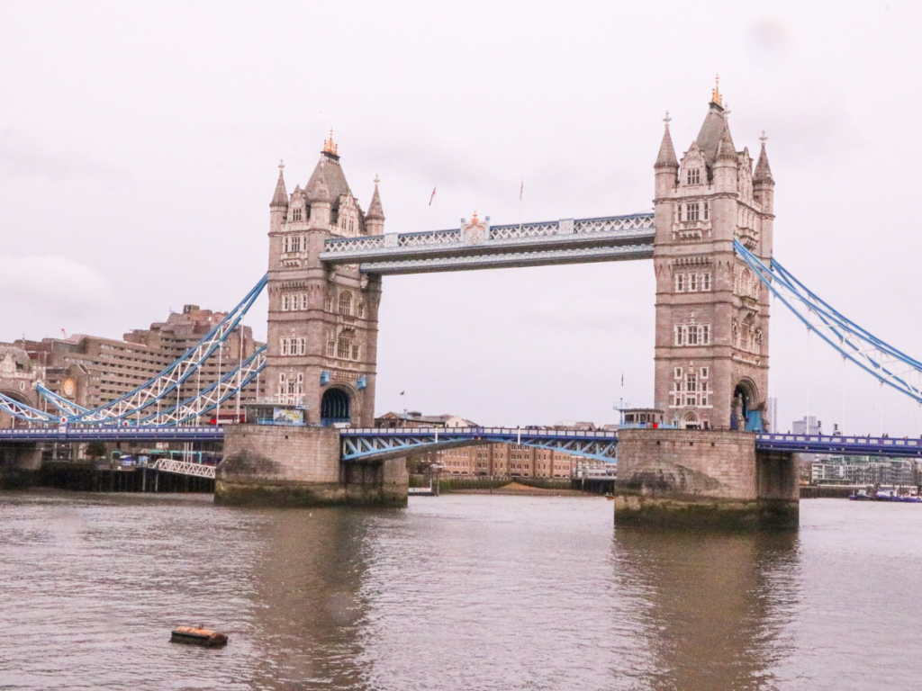 walk in rom-com legends' footsteps over tower bridge in london