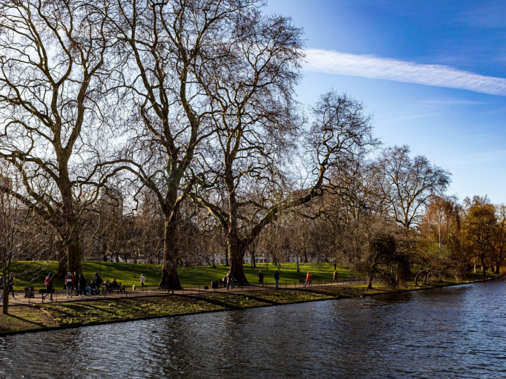 Wander near Buckingham Palace in a Royal Park