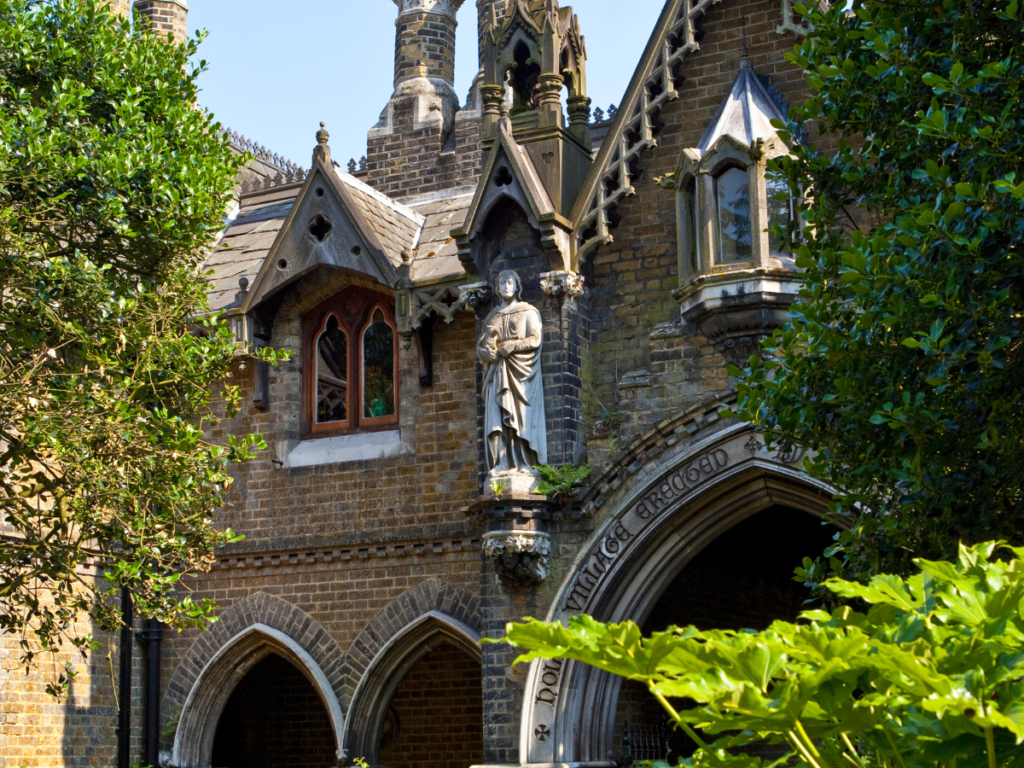 the beautiful highgate acted as inspiration for Taylor Swift