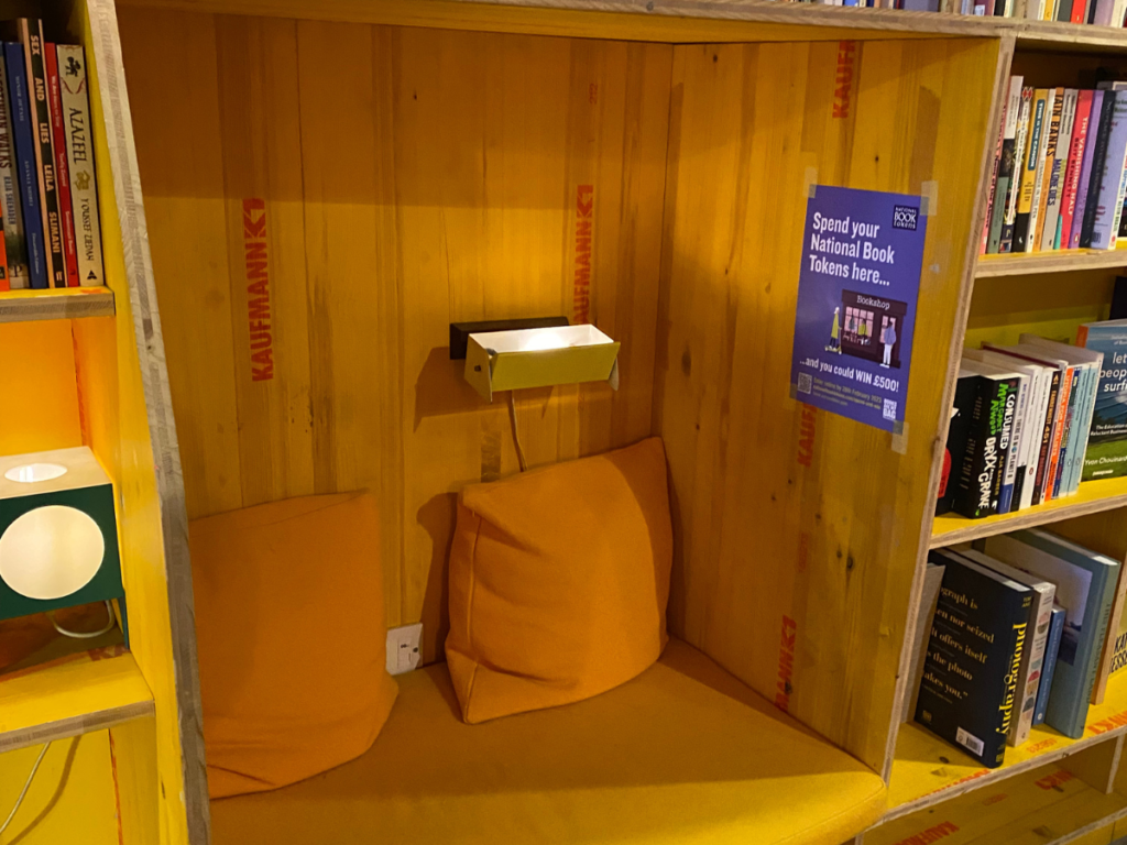 cosy yellow booknook in Libreria