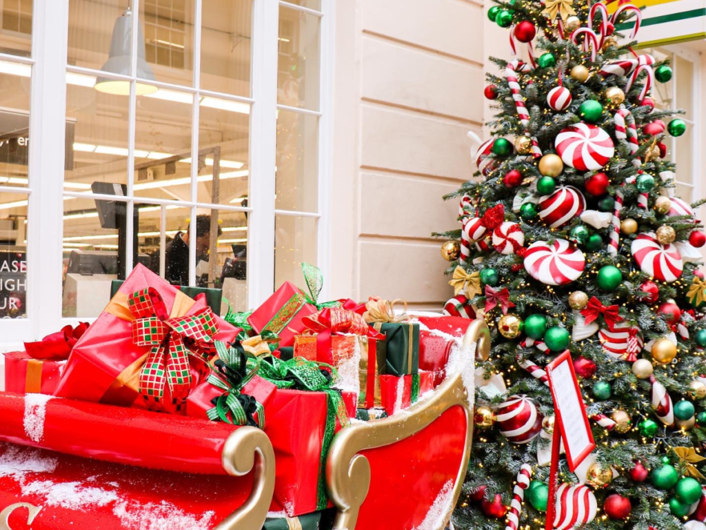 Santa's sleigh and Christmas tree on Motcomb Street, Belgravia
